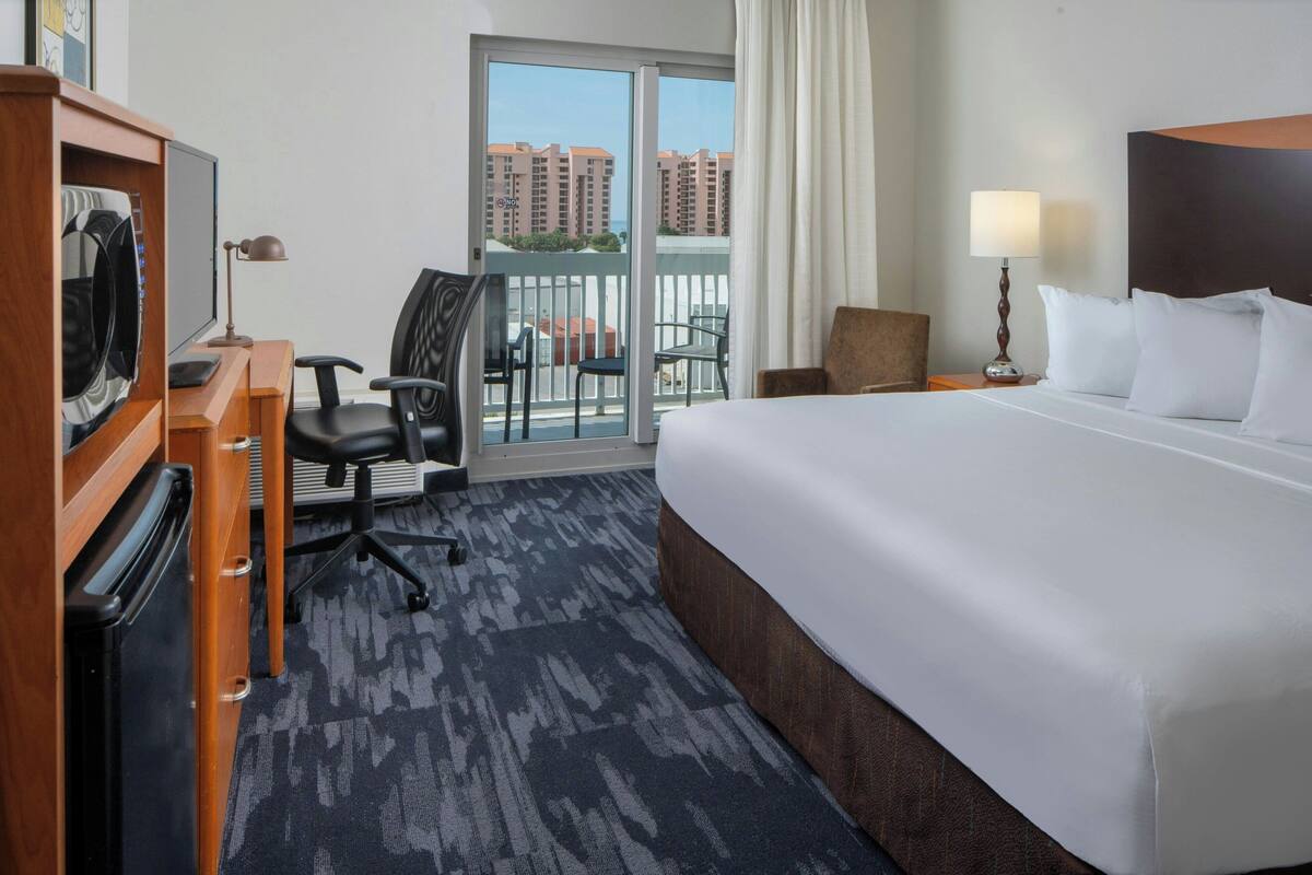 Executive Suite, 1 King Bed with Sofa bed, Non Smoking (Balcony) | In-room safe, desk, iron/ironing board, free cribs/infant beds