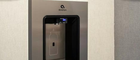 Dispensador de agua mural con pantalla digital, marca 'avalon'.