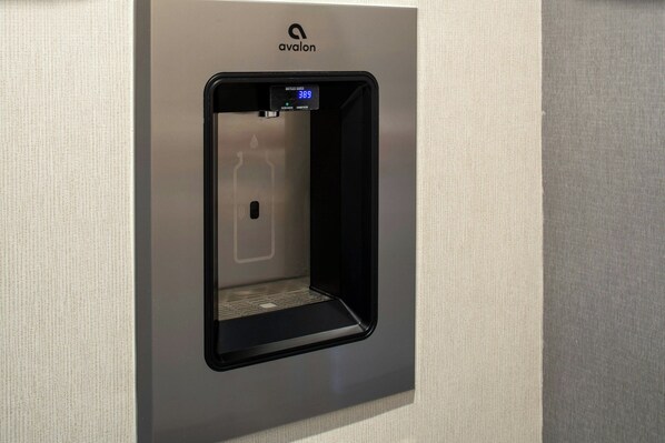 Dispensador de agua mural con pantalla digital, marca 'avalon'.