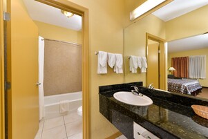 Artículos de tocador gratuitos, secador de pelo, toallas