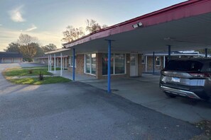 Exterior - Rodeway Inn Flora (Flora)