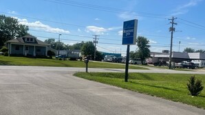 A road leading to a building with a sign for the Rodeway Inn.