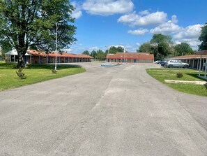 Front of property - Rodeway Inn Flora (Flora)