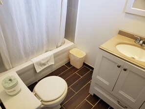 Kostenlose Toilettenartikel, Handtücher