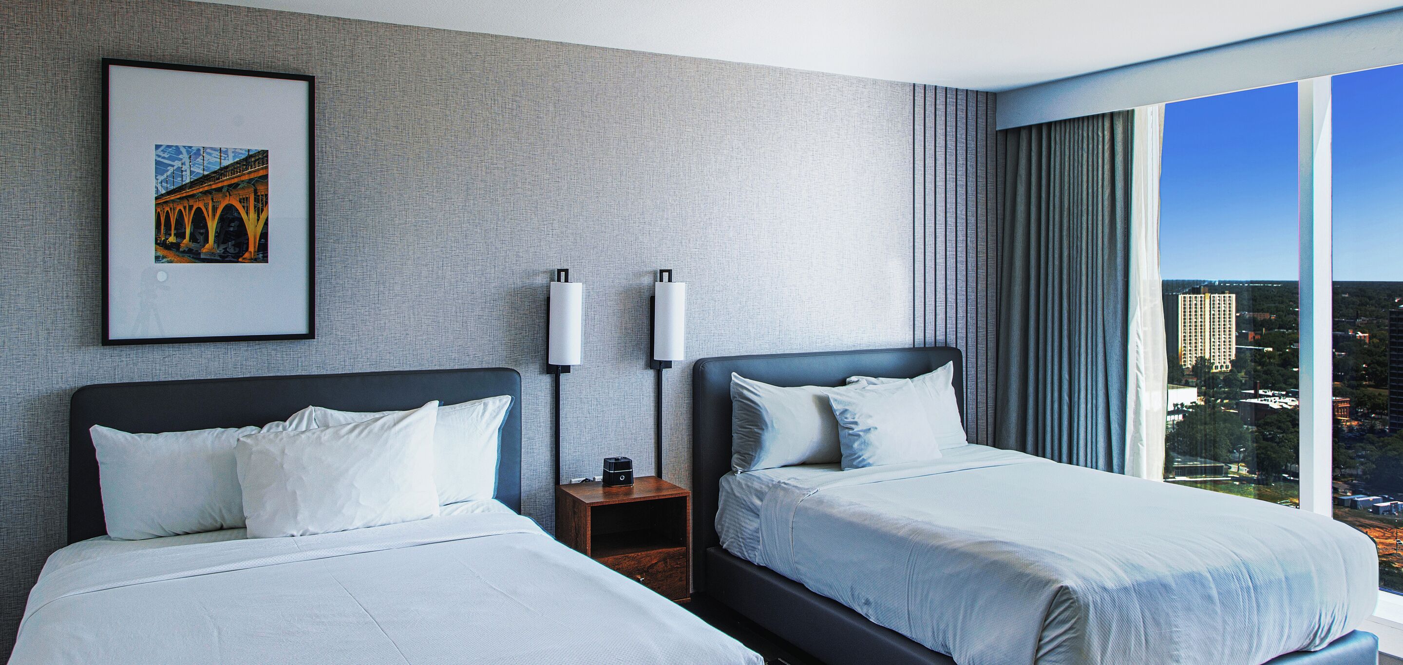 Phòng Suite Deluxe, nhiều giường | Bộ đồ giường cao cấp, két bảo mật tại phòng, bàn 