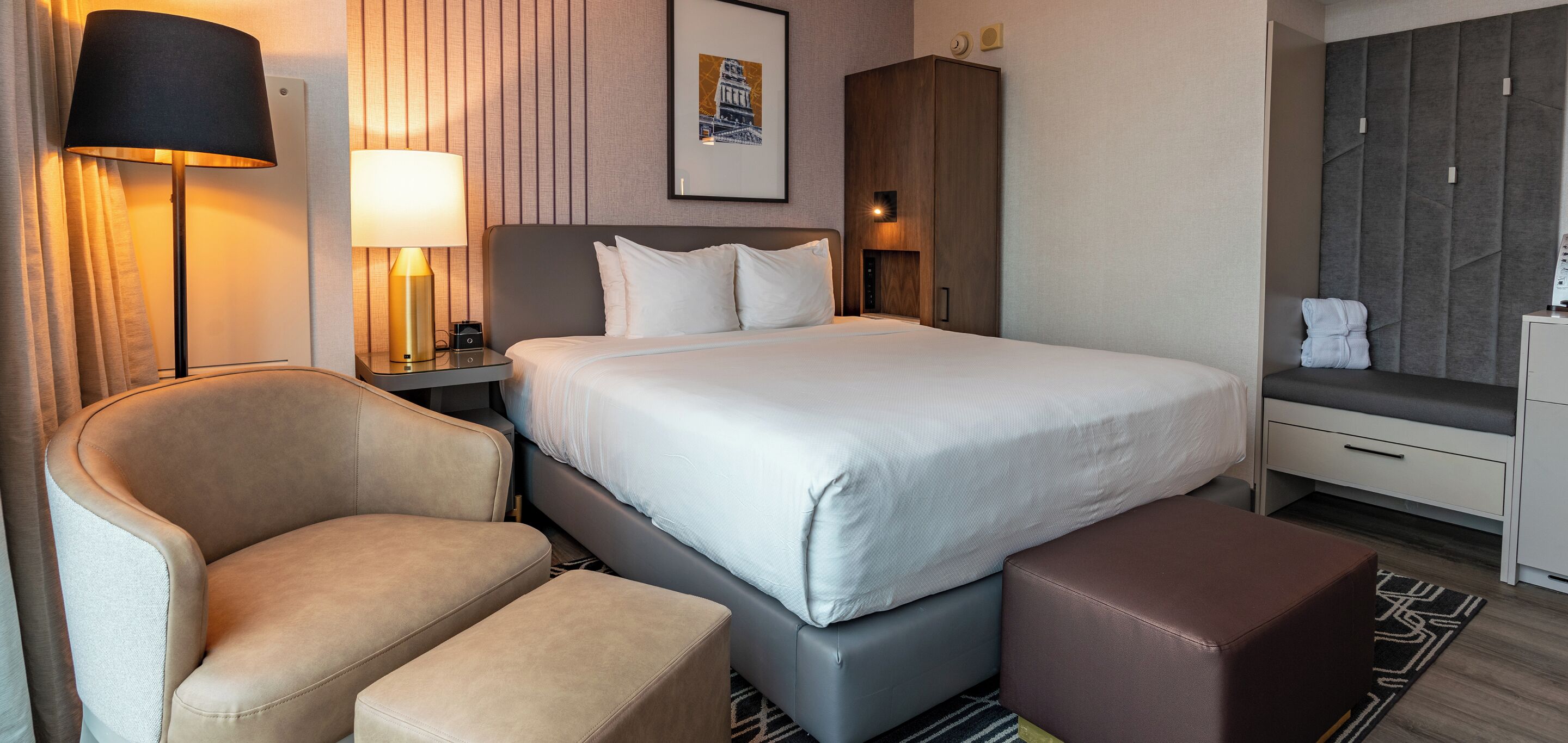 Bộ đồ giường cao cấp, két bảo mật tại phòng, bàn 