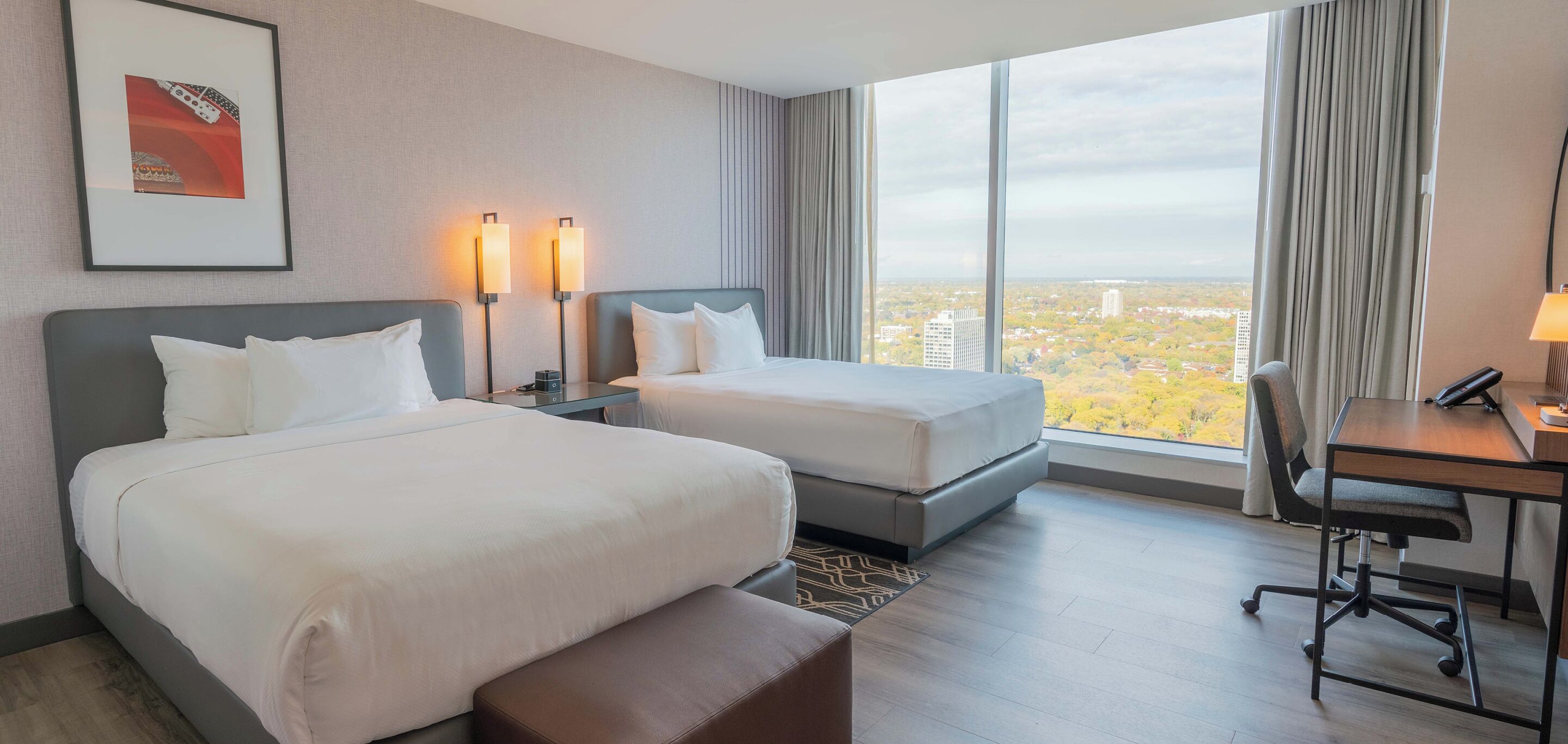 Bộ đồ giường cao cấp, két bảo mật tại phòng, bàn 