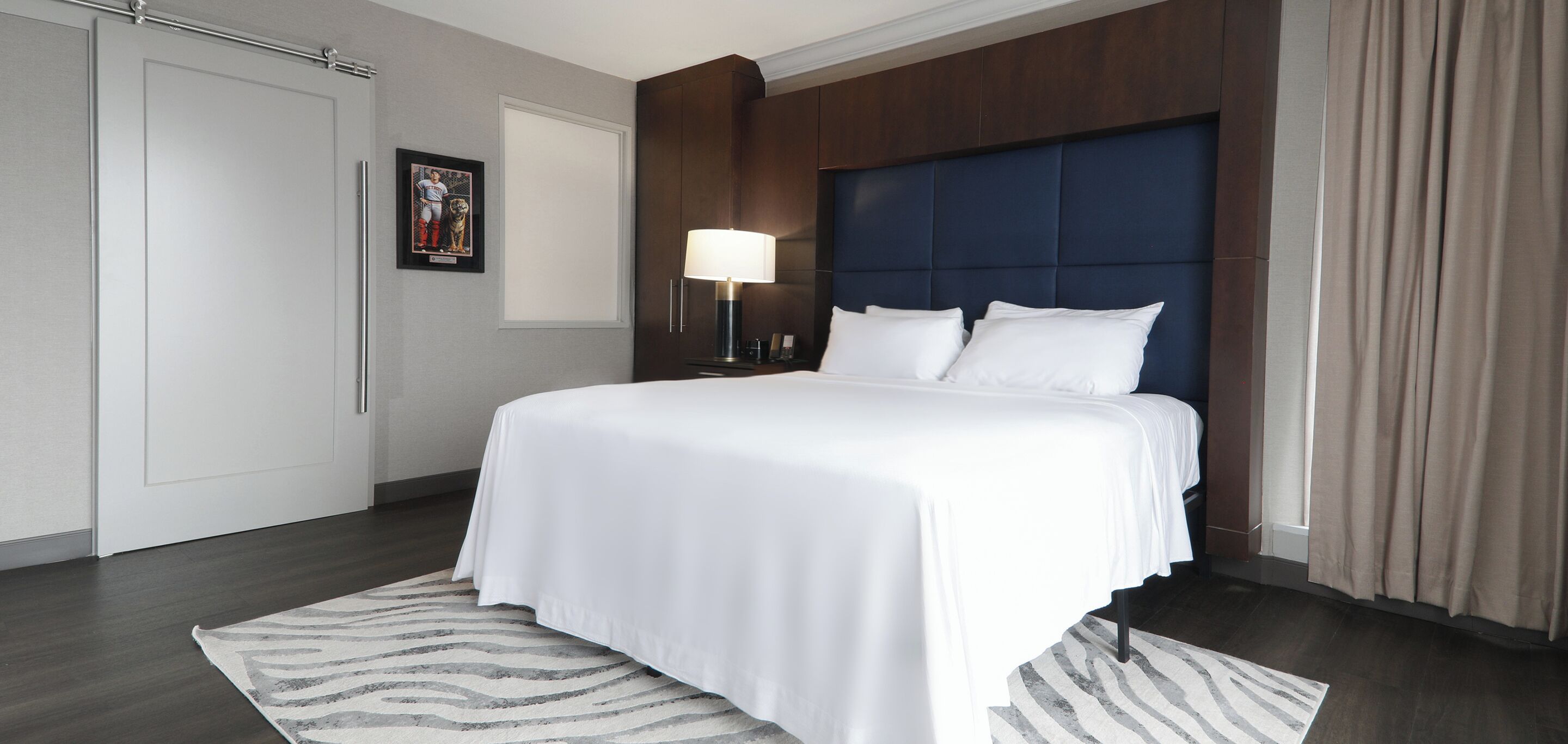 Phòng Suite, 1 giường cỡ king và sofa giường | Bộ đồ giường cao cấp, két bảo mật tại phòng, bàn 