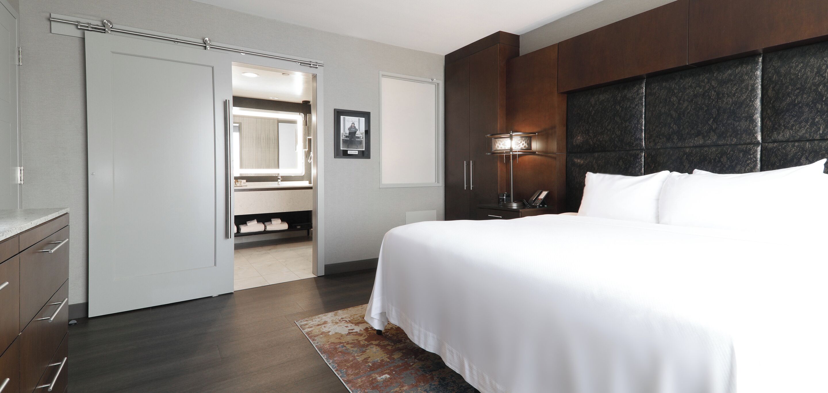 Phòng Suite, 1 giường cỡ king và sofa giường | Bộ đồ giường cao cấp, két bảo mật tại phòng, bàn 