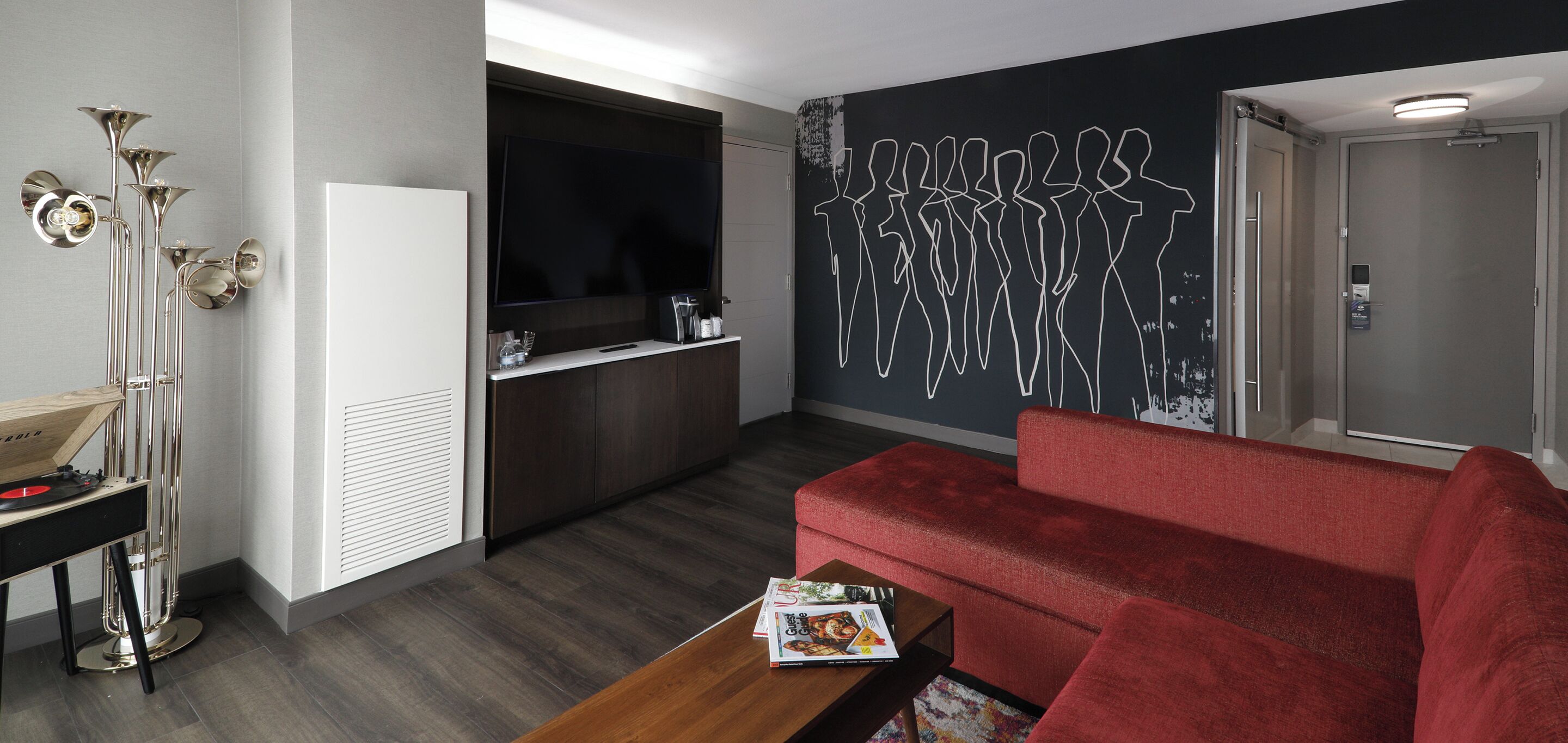 Phòng Suite, 1 giường cỡ king và sofa giường | Khu phòng khách | TV plasma 55-inch có truyền hình vệ tinh, TV, Netflix 