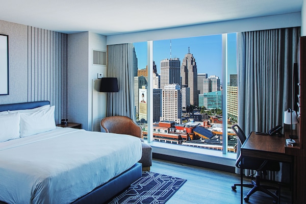 Camera Deluxe, 1 letto king, vista città | Biancheria da letto di alta qualità, cassaforte in camera, una scrivania