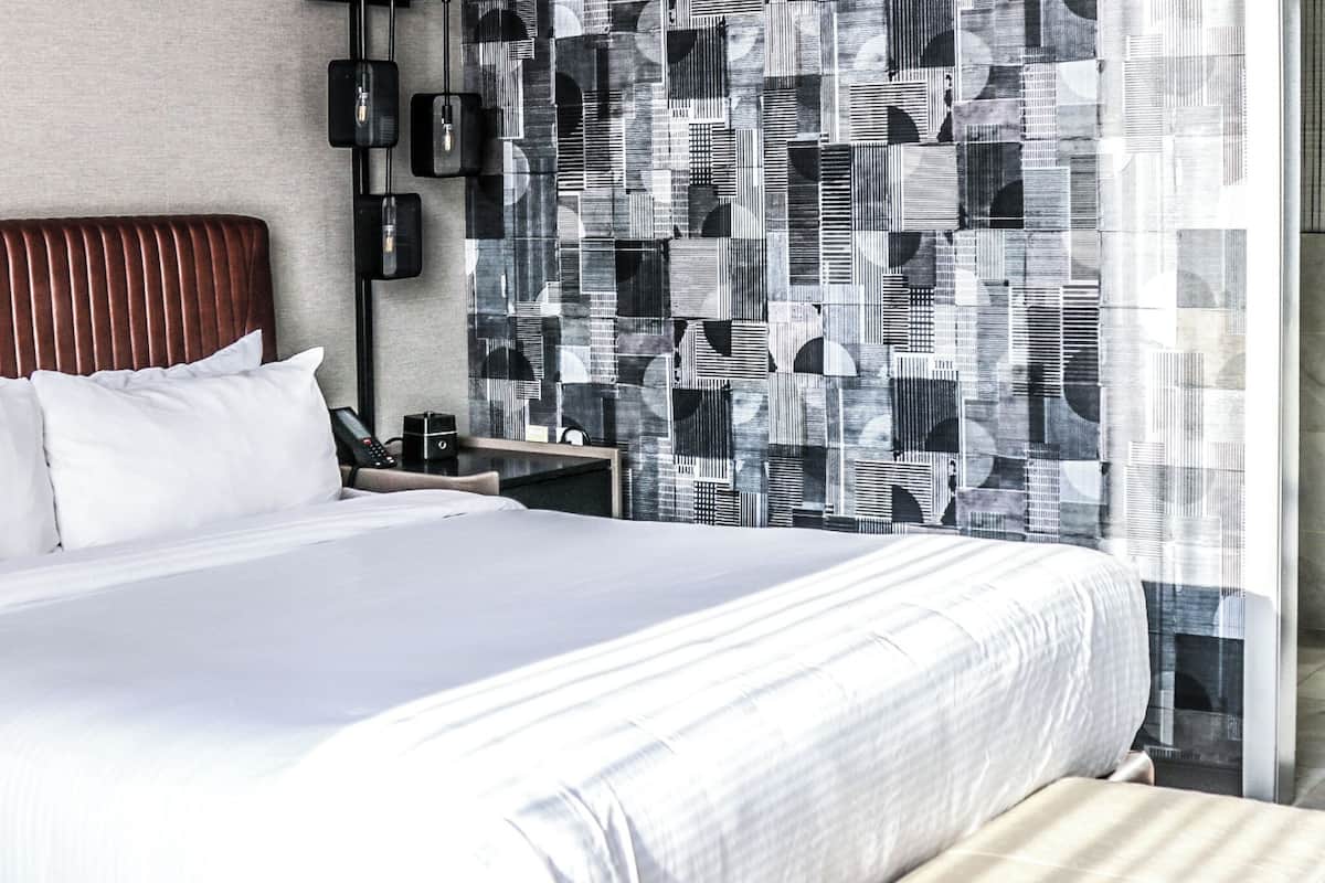 Phòng Suite Deluxe, 1 giường cỡ king và sofa giường | Bộ đồ giường cao cấp, két bảo mật tại phòng, bàn