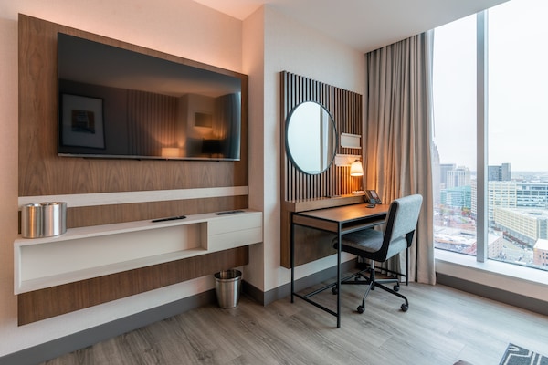 Peralatan tempat tidur premium, peti besi dalam bilik, meja