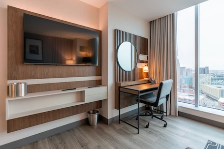 Premium bedding, in-room safe, desk, laptop workspace. Hollywood Casino at Greektown