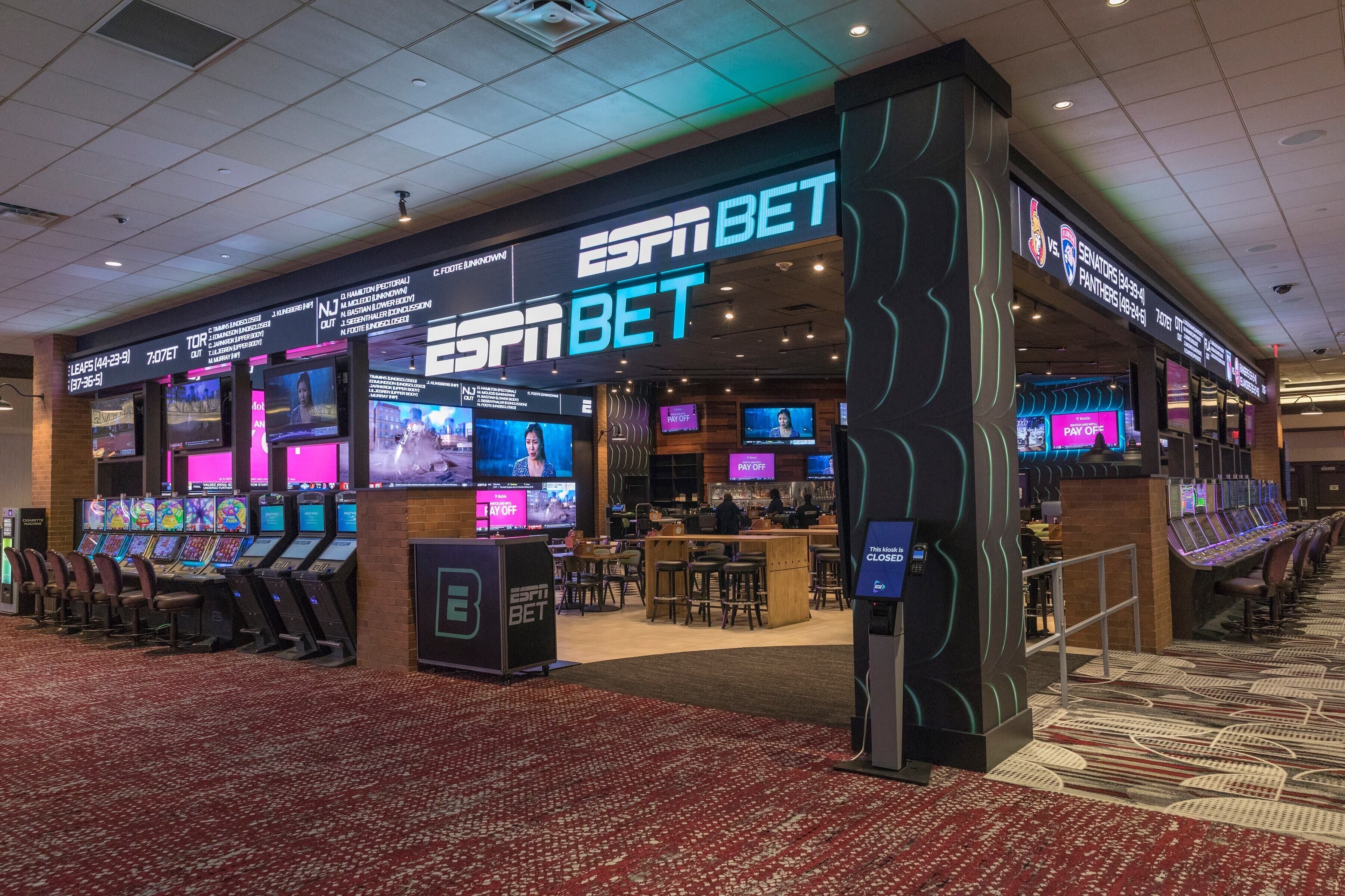 5 restaurants, lunch, dinner, brunch served; american cuisine