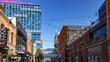 Vista de la calle con un edificio moderno identificado como