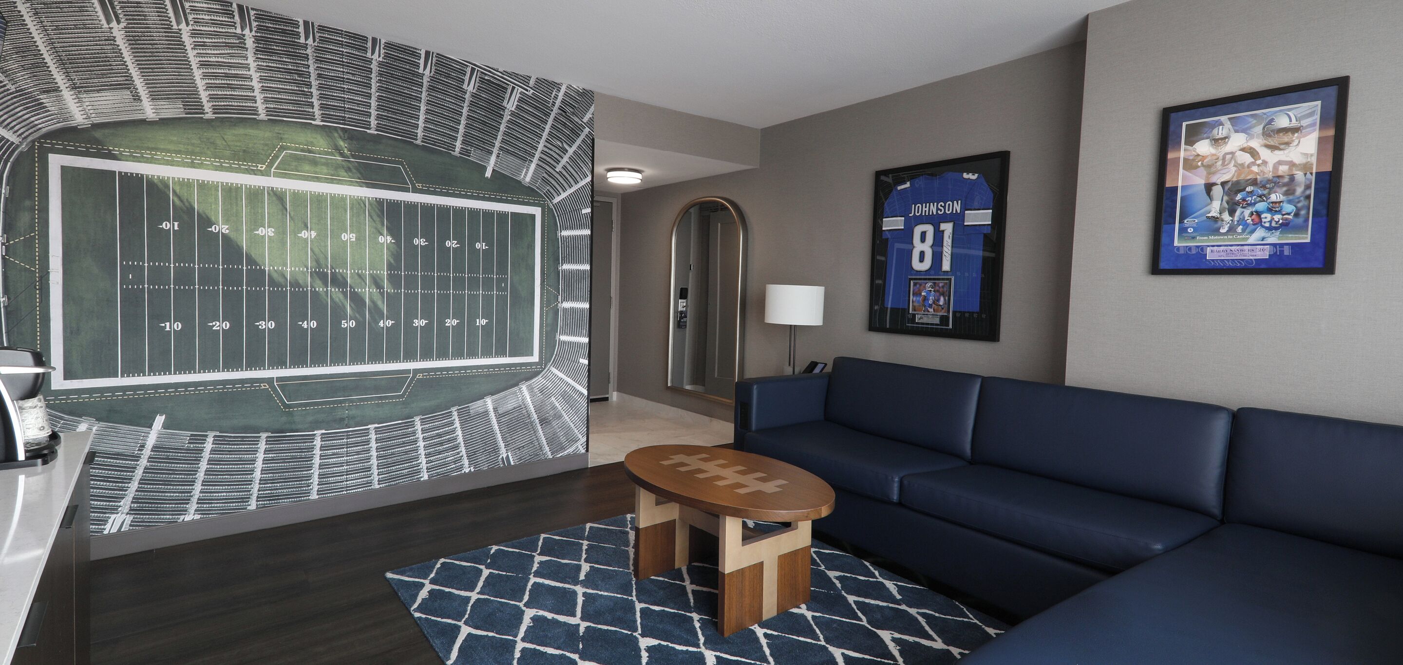 Phòng Suite, 1 giường cỡ king và sofa giường | Khu phòng khách | TV plasma 55-inch có truyền hình vệ tinh, TV, Netflix 