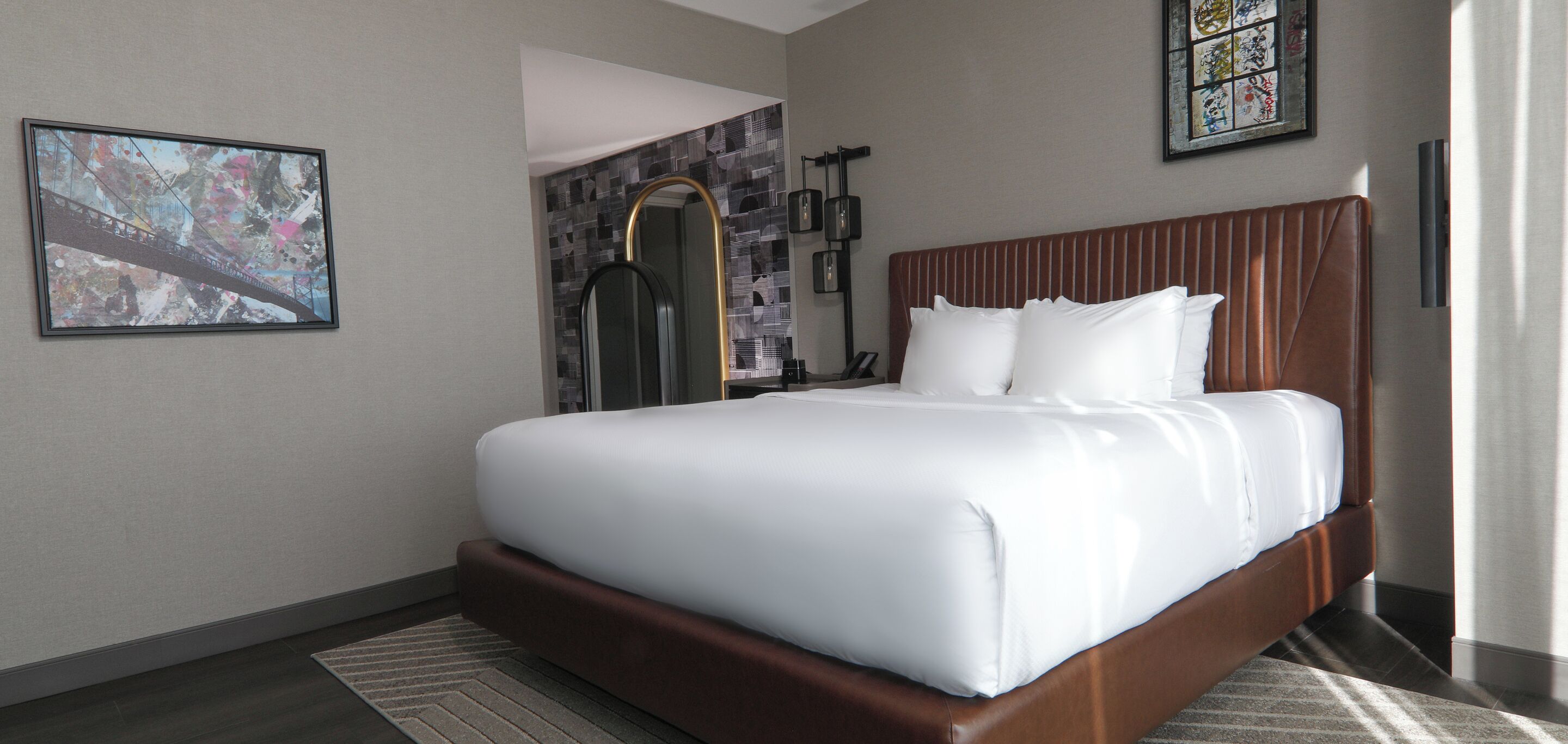 Bộ đồ giường cao cấp, két bảo mật tại phòng, bàn 