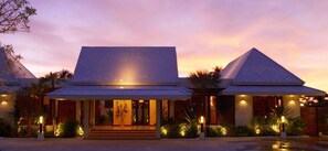 Fassade der Unterkunft – Abend/Nacht