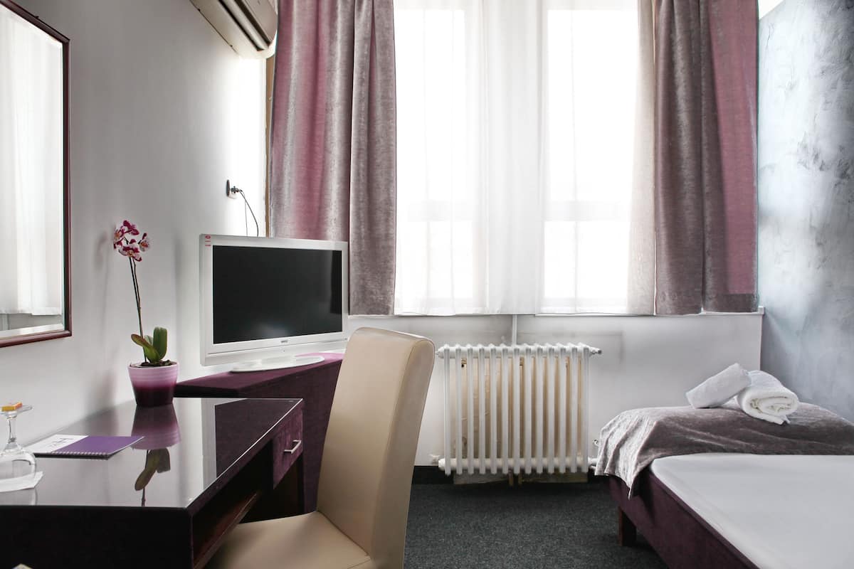 Hypo-allergenic bedding, in-room safe, desk, soundproofing