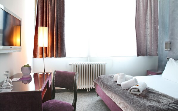 Habitación estándar | Ropa de cama hipoalergénica y caja de seguridad en la habitación 