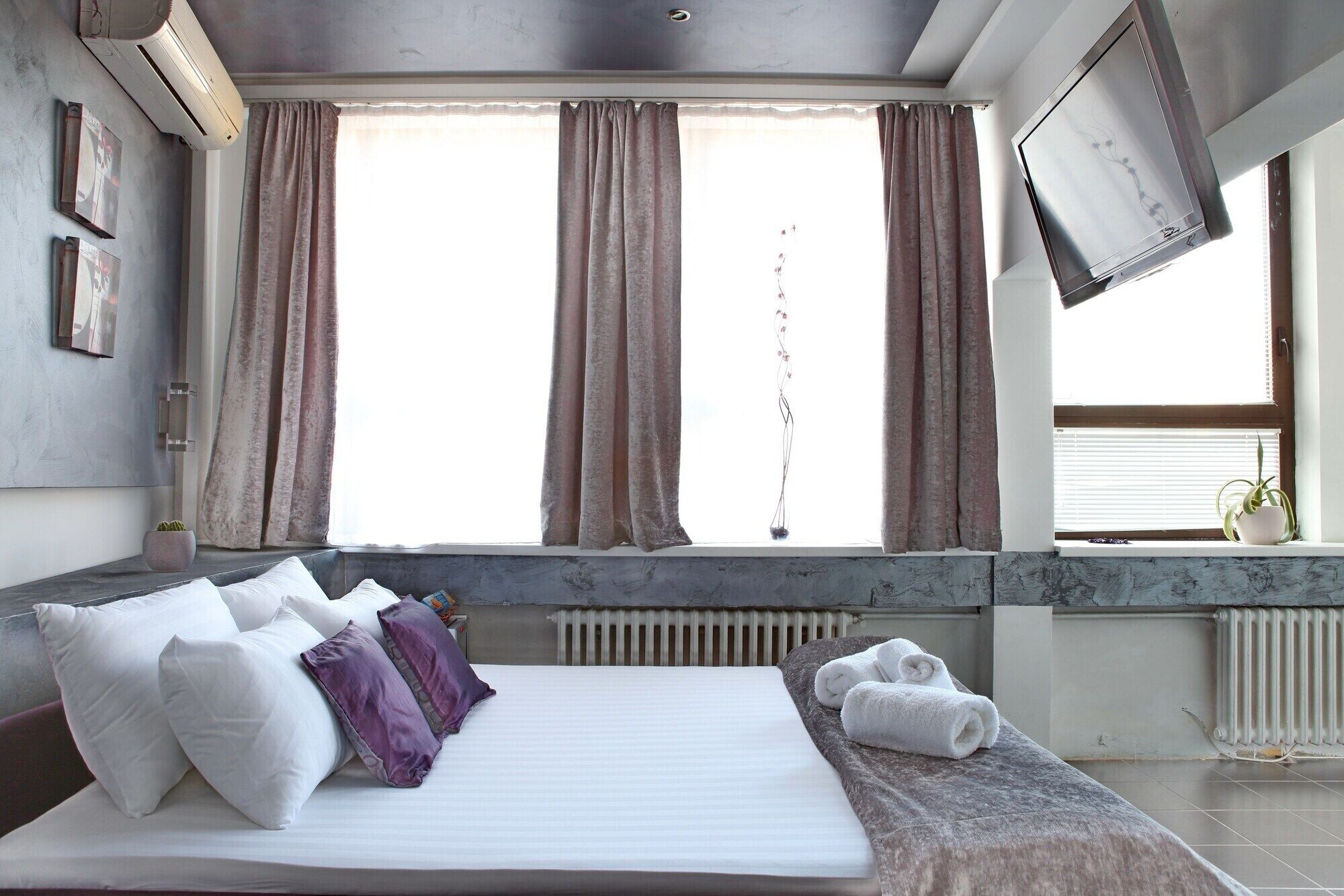 防敏寢具、房內夾萬、書桌、隔音