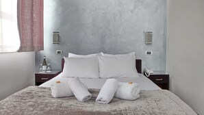 Economy-Zimmer | Allergikerbettwaren, Zimmersafe, Schreibtisch, schallisolierte Zimmer