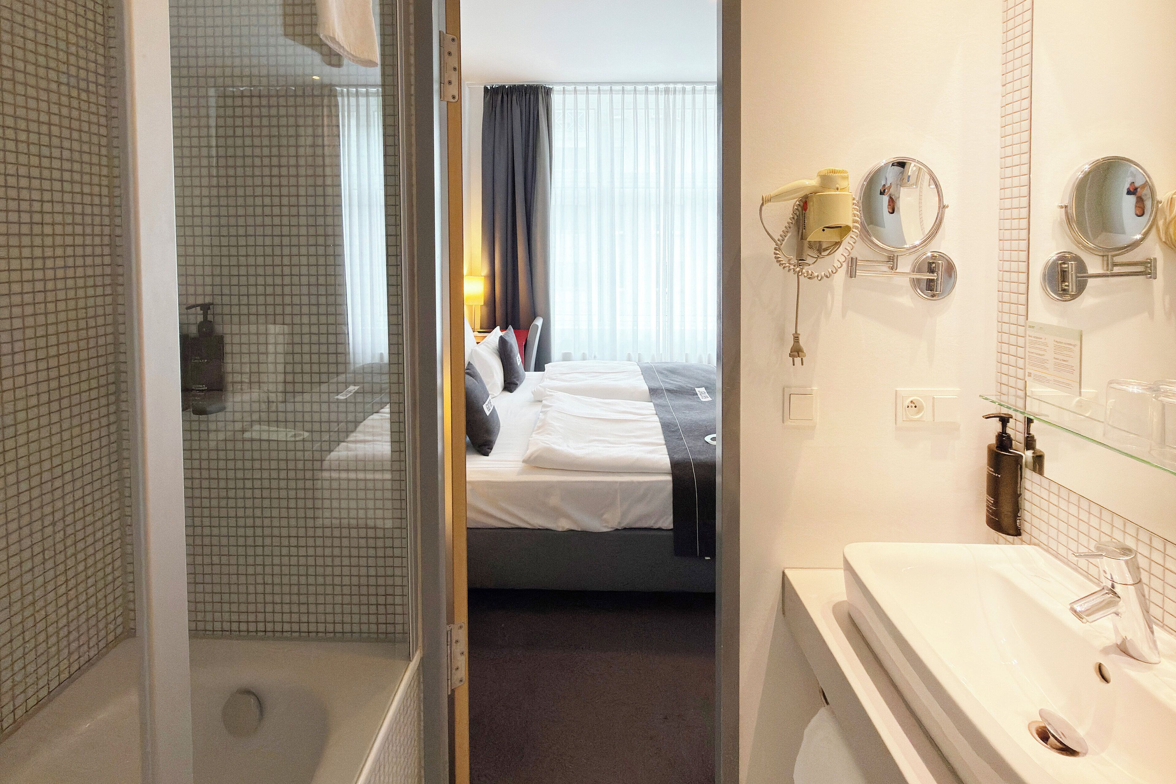 Standard Room, 1 King Bed | Bathroom