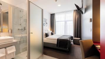 Hypo-allergenic bedding, in-room safe, desk, blackout drapes