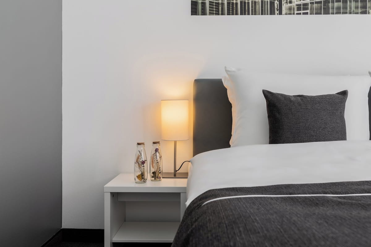 Hypo-allergenic bedding, in-room safe, desk, blackout drapes