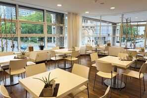 Päivittäinen buffetaamiainen maksusta