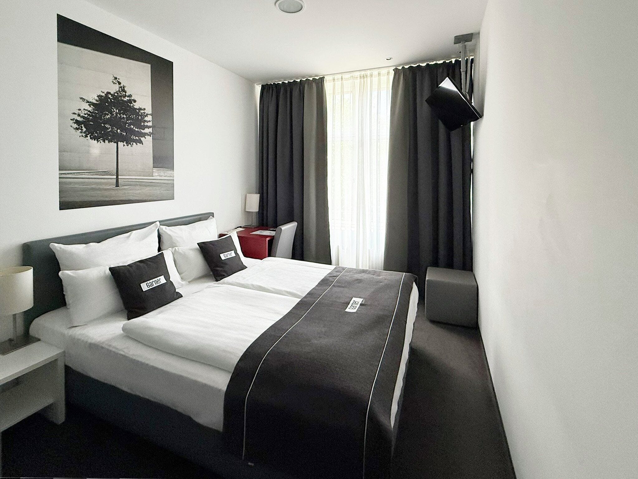 Allergitestet sengetøy, safe på rommet, skrivebord og blendingsgardiner