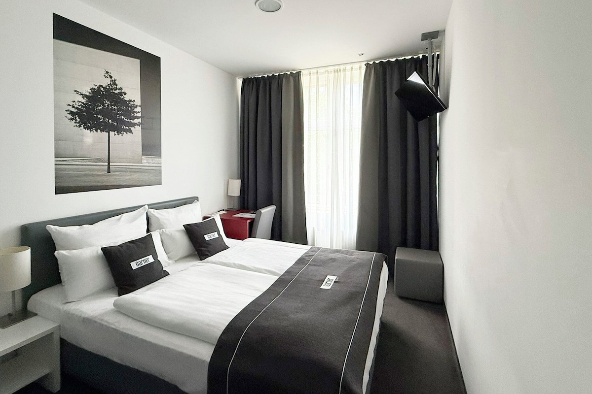 Allergitestet sengetøy, safe på rommet, skrivebord og blendingsgardiner