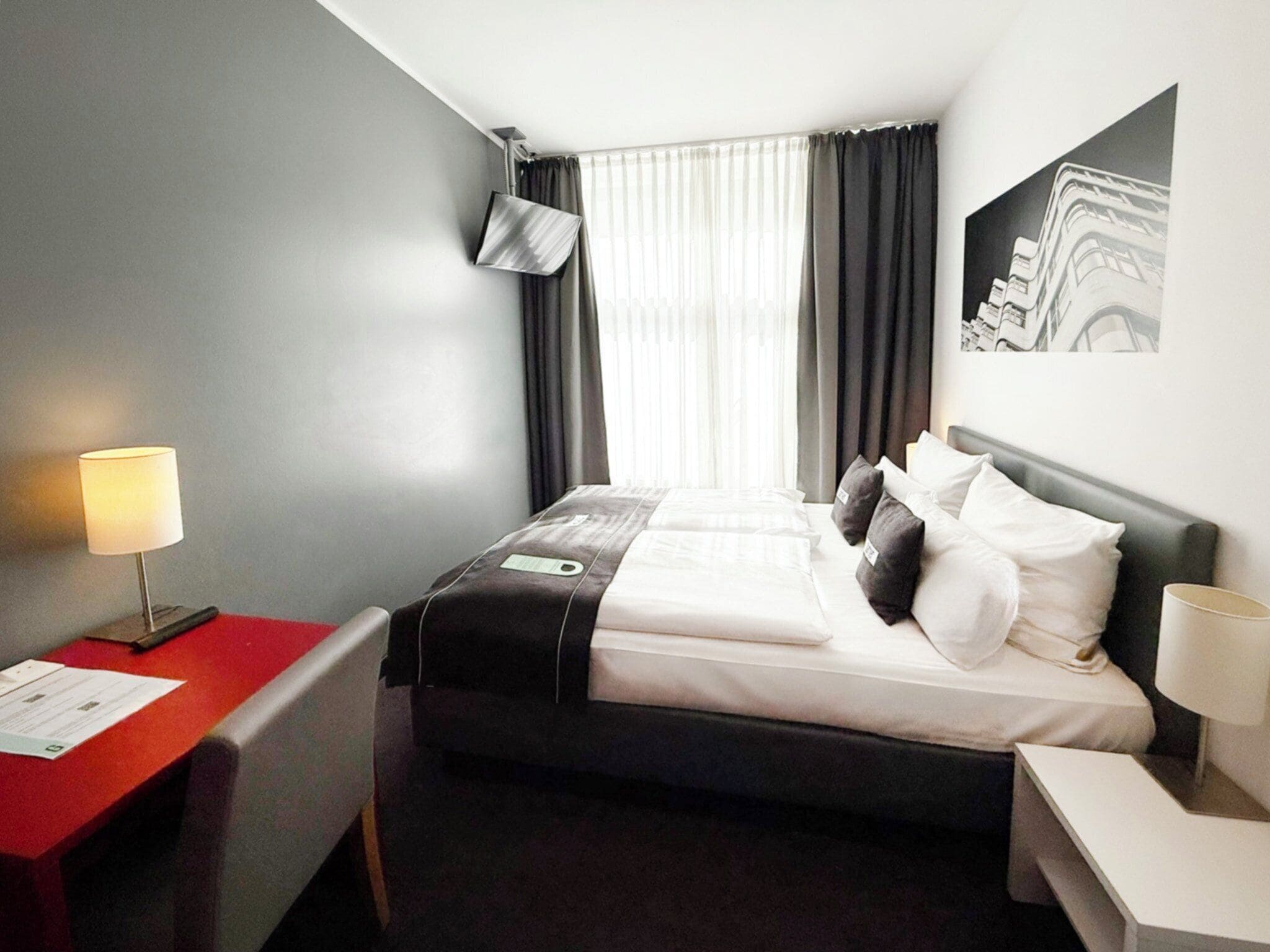 Allergitestet sengetøy, safe på rommet, skrivebord og blendingsgardiner