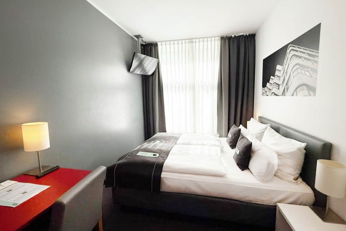 Allergitestet sengetøy, safe på rommet, skrivebord og blendingsgardiner