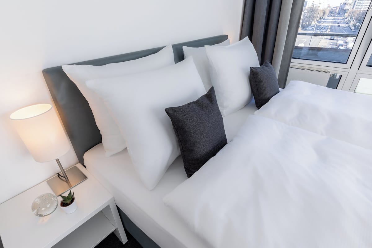Hypo-allergenic bedding, in-room safe, desk, blackout drapes