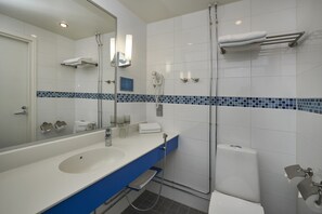 Chuveiro, secador de cabelo, bidê, toalhas de banho