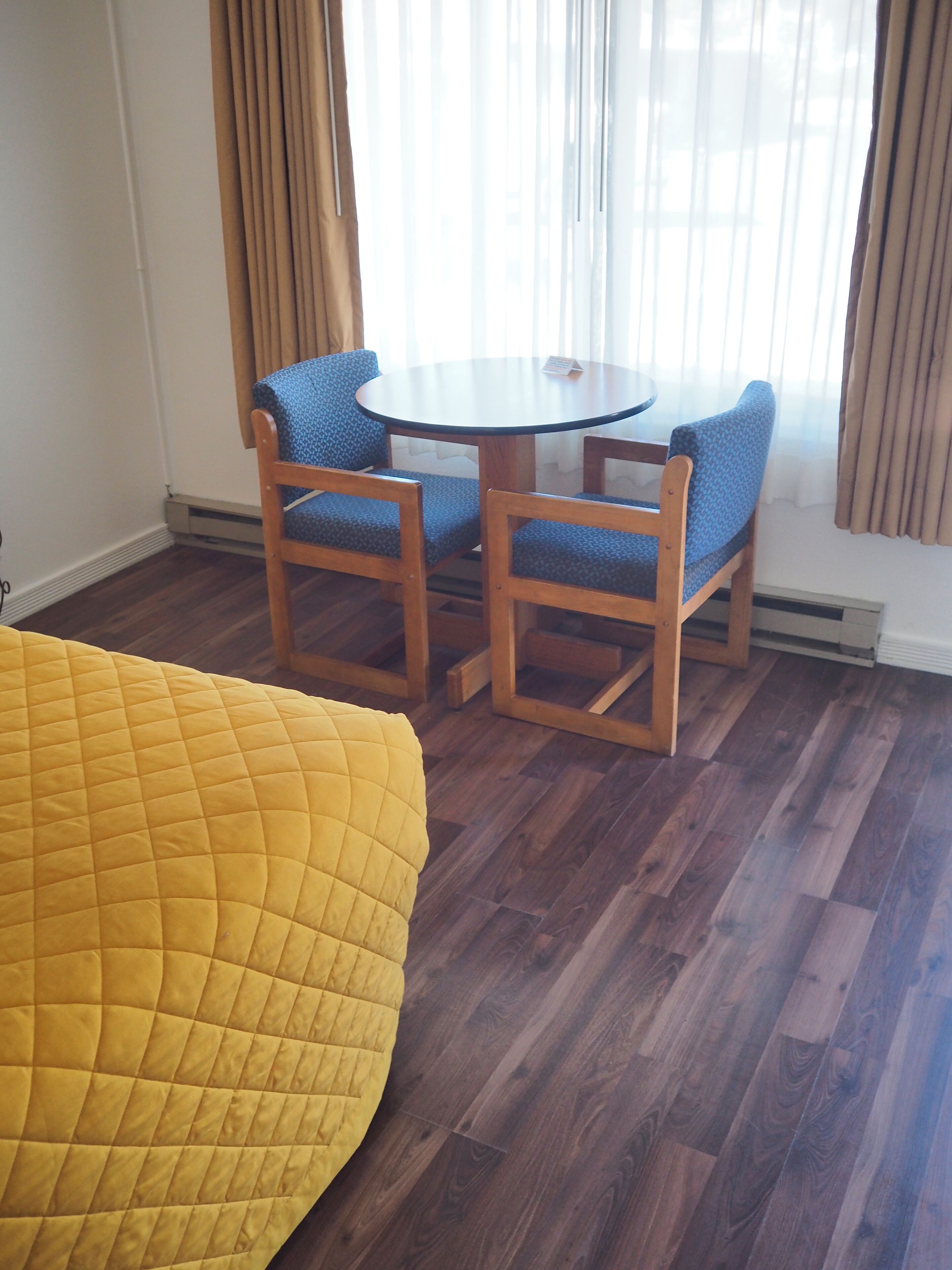 スタンダード クイーンサイズベッド 1 台 (ペット不可) | 客室内のダイニングエリア