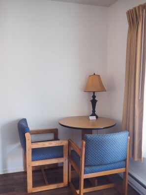 Premium bedding, blackout curtains, free WiFi, bed sheets - Wild Rivers Motor Lodge (Brookings)