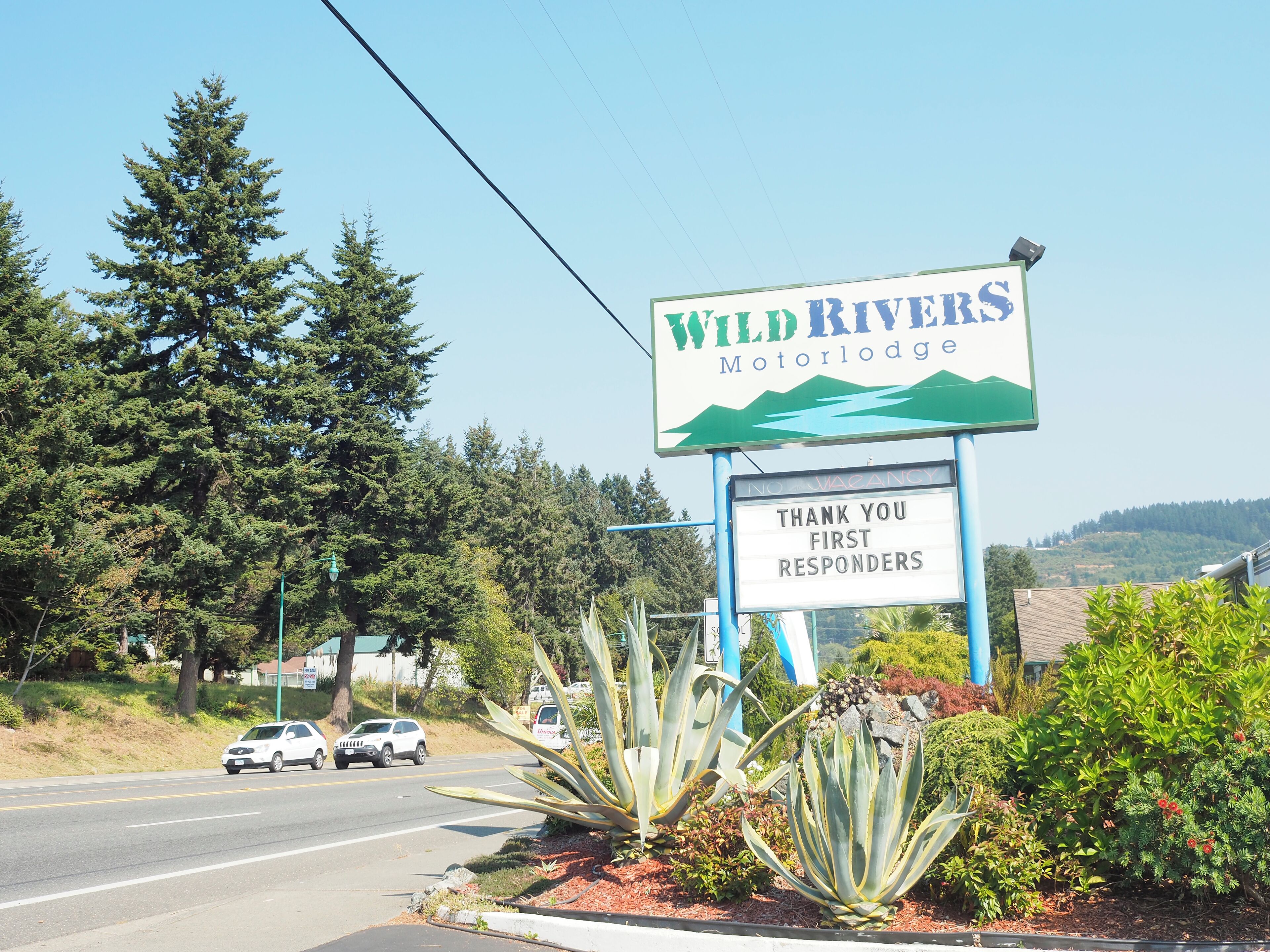 A sign for Wild Rivers Motor Lodge with a message thanking first responders.
