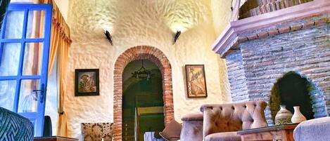 Un interior acogedor con chimenea, muebles de madera y una puerta azul.
