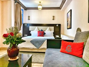 Premium bedding, in-room safe, desk, blackout drapes - Riad Al Madina (Essaouira)