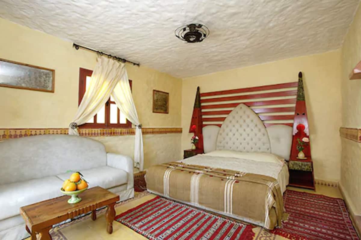 Suite (Riad) | Luxe beddengoed, een kluis op de kamer, een bureau