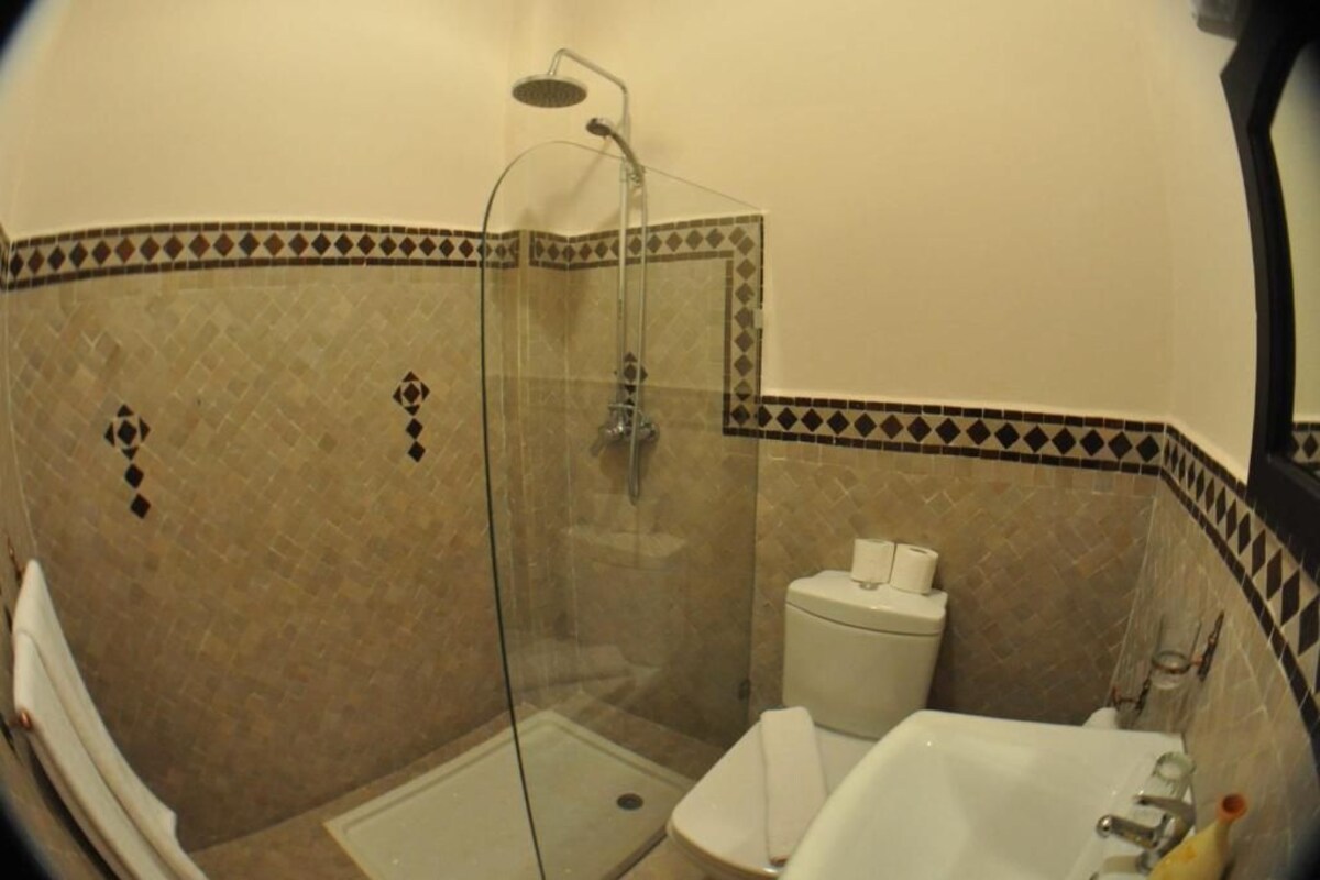 Baño | Artículos de higiene personal gratuitos, secador de pelo y albornoces