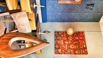 Breakfast, lunch and dinner served