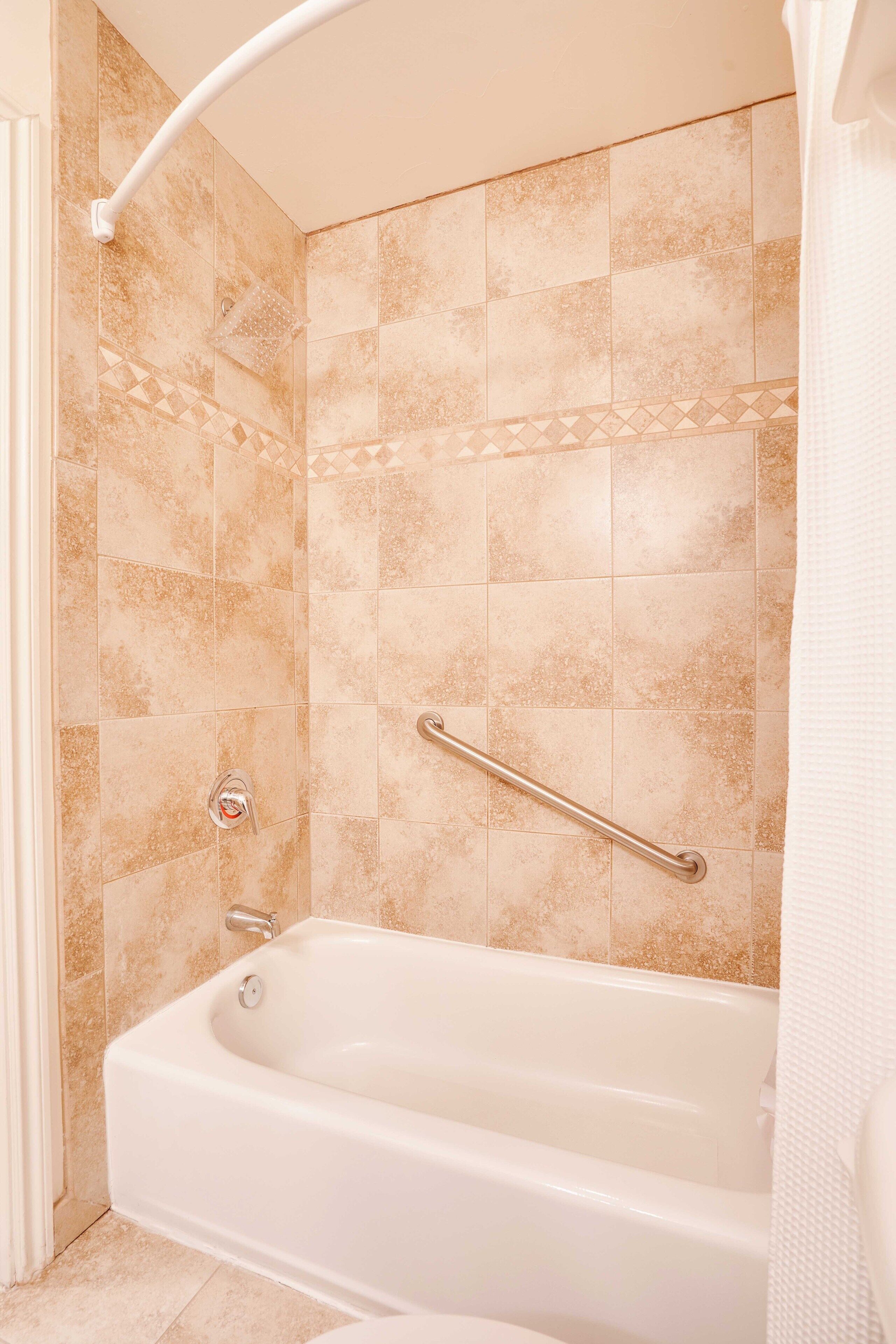 combined shower/bathtub, free toiletries, hair dryer, towels