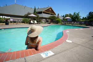 Una piscina al aire libre de temporada