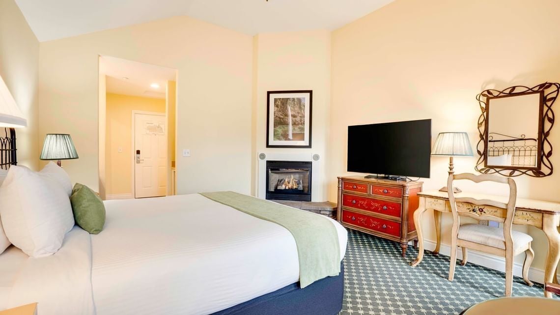 standard room, 1 king bed, non smoking | 1 bedroom, premium bedding, desk, iron/ironing board