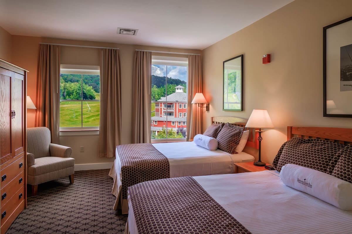 Ropa de cama de alta calidad y caja de seguridad en la habitación