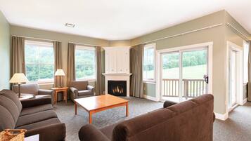 En 42-tommers Flatskjerm-TV med kabel-kanaler samt TV og DVD-spiller